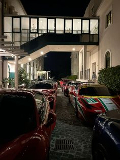 a row of cars parked in front of a building