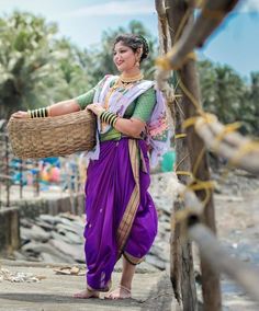 Koli Saree Look, Koli Saree Style, Navratri Photos, Maharashtra Saree, Bale Dance, Marathi Nath, Marathi Saree, Kashta Saree, Kapil Dev