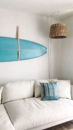 Surf Bedroom, Sofa Joybird, Decoration Surf, Surfboard Decor, Loft Stil, Surf Decor