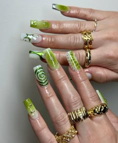 Funky Green Nails, Brat Nails, Manicure With Gold, Green Chrome Nails, Summer Nail Design Ideas, Lisa Green, Summer Manicure