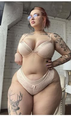 Curvy Fashionista, Curvy Model, Curvy Women Outfits, Curvy Women Jeans, Body Reference, Curvy Girl Fashion, Female Poses, Curvy Outfits, Reference Poses