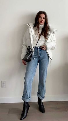 Leather Puffer Jacket, White Turtleneck Sweater, Winter Pins, Winter Fashion Outfits Casual, School Dress, Trend 2024, Winter Outfits Cold, Coat Outfit, Vanilla Girl