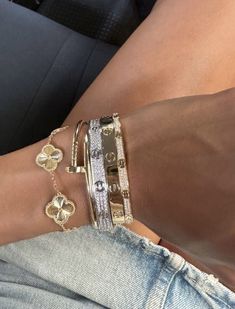 Mixing Silver And Gold Jewelry, Pretty Stacks, Xoxo Jewelry, Jewelry Stack, Jewelry Closet, Jewelry Product Shots, Van Cleef And Arpels Jewelry, Preppy Jewelry, Expensive Jewelry Luxury