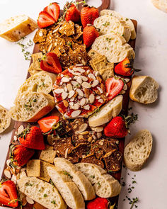 Baked brie with jam on a cheese board with bread, crackers, cheese, and sliced strawberries. Brie With Jam, Baked Brie With Jam, Grazing Board Ideas, Brie Cheese Recipes, Baked Brie Recipe, Carrot Cake Bars, Finger Foods Party, Brie Recipes, Superbowl Appetizers