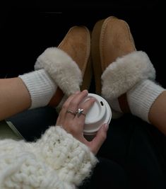 Winter Vibes Aesthetic Wallpaper, Coffee Aesthetic Winter, Winter Vibes Aesthetic, Sweater Slippers, Wallpapers Winter, Winter Photo Shoot, Winter Wallpapers, Wallpaper Winter, Coffee Instagram