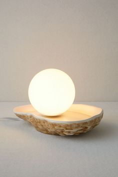 a white light sitting on top of a wooden plate