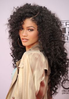 Wait, is that Beyoncé? Zendaya was definitely channeling Foxy Cleopatra on the 2014 American Music Awards. Her head of hair was crimped and curled for the ultimate volume. Poofy Hair, Red Carpet Hair, Tori Kelly, Curly Haircuts, Cute Curly Hairstyles, Pelo Afro, Solange Knowles, Haircuts For Curly Hair