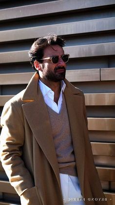 Discover timeless and sophisticated Office Old Money Fashion For Men. Get inspired by 20+ influencer-approved looks to elevate your style in 2024. Mens Turtleneck Outfits, Turtleneck Outfit Men, Xmas Party Outfits, Der Gentleman, Overcoat Men, Men Stylish Dress