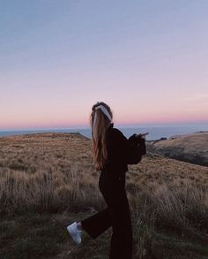 Insta Photo Ideas Cold Weather, Grass Photography, Camping Aesthetic, Photo Gold, Summer Photoshoot, Summer Friends, Instagram Feed Ideas, Granola Girl, Girl Fits