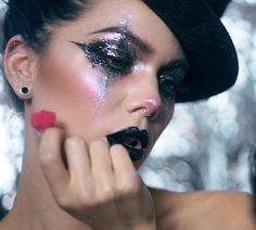 Ringmaster Makeup, Glitter Halloween Makeup, Gothic Masquerade, Masquerade Makeup, Music Festival Makeup, Linda Hallberg Makeup, Burlesque Party, Artsy Makeup