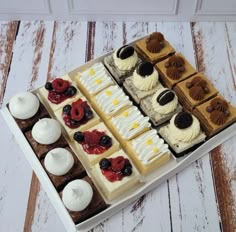 #petitfours #oreo #brownie #merengue #cheesecake #frutosrojos #lemonpie #chocotorta Dessert Buffet Wedding, Christmas Dessert Table, Dessert Cups Recipes, Cake Bar, Fruit Chip, Dessert Packaging, Catering Ideas Food, Dessert Buffet, Dessert Cups