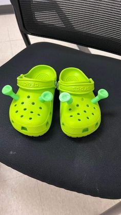 Cute Shoes Crocs, Funny Croc Jibbitz, Funny Jibbitz, Shrek Clothes, Shrek Birthday Party Ideas, Croc Charms Ideas, Cute Shrek, Shrek Crocs, Chanclas Crocs