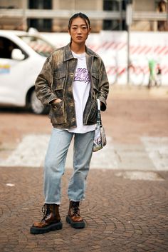 Milan Spring 2025 Street Style Looks We Love - FASHION Magazine Milano Street Style, Street Style Milan, Copenhagen Street Style, Denim Street Style, Nyc Fashion Week, Milan Street Style, Australia Fashion, Street Style Trends, Style Looks