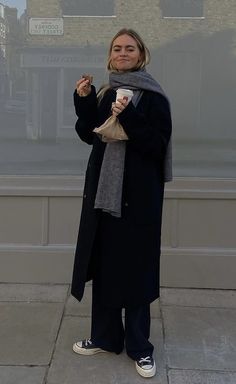 Beanie Scarf Outfit, Brittney Bathgate, Smart Winter Outfits, Danish Winter Fashion, Winter Outfits Curly Hair, Black Oversized Coat Outfit, Black Raincoat Outfit, Big Coat Outfit, Long Black Jacket Outfit