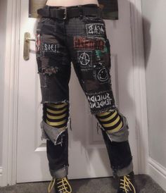 Patches On Pants, Patch Ideas Diy, Outfits Punk, Punk Mode, Patch Ideas, Patch Pants