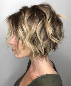 Razor Bob Haircut Choppy Layers, Short Hair 2023 Trends Women, Razored Bob Haircut Choppy Layers, Short Messy Bob Choppy Layers, Short Messy Haircuts, Razored Bob, Wavy Bob Long, Chunky Blonde Highlights, Faded Nails