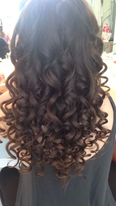 Really Curled Hair, Curled Hairstyles Brown Hair, Tightly Curled Hair, Tight Curl Hairstyle, Small Curls Hairstyles, Tight Curls With Wand, Curled Hair For Prom, Thermal Hairstyles