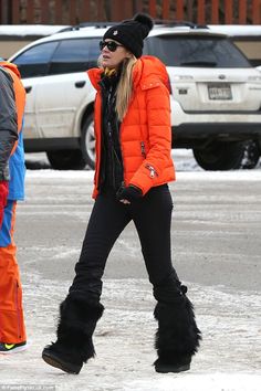 Ski Season Outfits, Ski Resort Fashion, Apres Ski Wear, Apres Ski Boots, Apres Ski Style, Ski Bunnies, Apres Ski Party, Winter Boots Outfits, Elle Macpherson