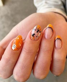 This fall nails are handmade with gel, with a good quality top coat gel for shine. The press on nails is design with pumpkin, patch and ghost nails art. SHAPE: square, coffin, almond and stiletto. -Each set comes with 10 nails. -One complementary prep kit per order. - Our nails are handmade with gel nail polish. -All nail sets are reusable. - A nail set can last up to three weeks with proper care and proper application. Please Note: I am not responsible for any incorrect sizing. If you are unsure about what your size, please purchase a sizing kit in the shop. Nail Art Halloween, Halloween Nails Easy, Cute Halloween Nails, Pumpkin Nails, Nagel Tips, Winter Nail Art, Fall Nail Art