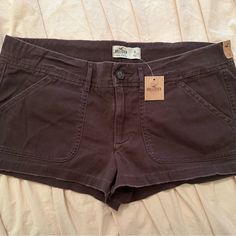 Upgrade Your Summer Wardrobe With These Stylish Hollister California Socal Stretch Brown Shorts. Made Of 98% Cotton And 2% Elastane, These Shorts Are Comfortable And Stretchy, Perfect For Any Activity. The Brown Color Is Versatile And Goes Well With Any Top, Making It A Great Addition To Your Wardrobe. With A Juniors Size Type And Size 9, These Shorts Are Perfect For Women Who Want To Look Fashionable And Feel Comfortable. The Shorts Also Feature Stretch Material, Making It Easy To Move Around I Holister Shorts, Brown Denim Shorts, Shorts Women, Brown Clothes, Short Shorts, Hollister Style, Baggy Clothing, Hollister California, Hollister Shorts