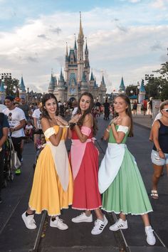 Trio Disney Characters Costumes, Disney Trio Costumes Friends, Group Disneybound Ideas, Disneybound Outfits Duo, Disneybound Outfits Trio, Best Friend Disneybound, Costumes For Sisters, Disney Core, 3 People Costumes