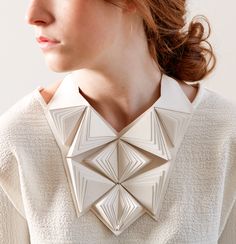 Geometric Jewellery three-dimensional triangle bib necklace // Maud Rondot Bijoux Mode Origami, Origami Fashion, Sculptural Fashion, Geometric Fashion, Paper Fashion, Body Adornment, Origami Design, Paper Jewelry, Geometric Jewelry