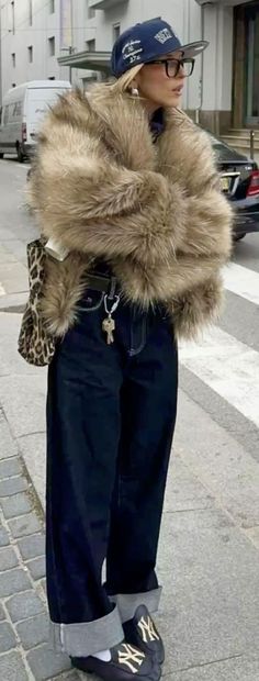 Fall Winter 2024 Fashion Trends Street Style, Fur Coat Aesthetic Outfit, Winter Trends 2023-2024, Fur Outfit Aesthetic, Street Wear 2024, Winter 24/25 Trends, Paris Fashion Week 2024 Street Style, Fashion Week Street Style 2024, Outfit Marron