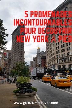 a city street filled with traffic and tall buildings in the background text reads 5 promenables incontounnables pour decorar new york