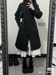 Chemistry Aesthetic Outfit, Black Trenchcoat Aesthetic, Winter Dark Outfits, Darkcore Outfits, Winter Outfits Kawaii, Winter Outfit Grunge, Goth Academia Outfit, Gothic Academia Fashion, Japanese Goth Fashion