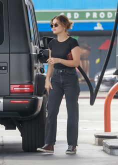 Midsize Aesthetic, Lucy Hale Style Outfits, Lucy Hale Outfits, Petite Style Outfits, Lucy Hale Style, Diy Summer Clothes, Celebrity Casual Outfits, Look Formal, Casual Day Outfits