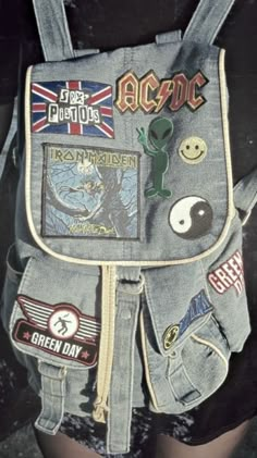 'throwback' backpack more like a 'im sobbing this bag is so gorgeously rock' backpack Look Grunge, Diy Vetement, I'm With The Band, Rock Punk, Grunge Goth, Band Merch, Soft Grunge, Green Day, Mode Vintage