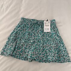 Nwt Darling Women’s Size Xs Floral Skirt With Short Liner. Super Cute For Any Season! Casual Floral Print Skort, Casual High Waist Floral Print Mini Skirt, Zara Summer Lined Skirt, Zara Summer Skirt With Elastic Waistband, Zara Skirt With Elastic Waistband For Summer, Zara Casual Denim Skirt, Casual Skort For Spring, Casual Short Mini Skirt With Floral Print, Casual Floral Print Mini Skirt