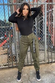 Olive Green Cargo Pants Outfit, Green Joggers Outfit, Cargo Joggers Outfits, Joggers Outfit Women, Green Cargo Pants Outfit, Olive Green Cargo Pants, Cargo Pants Outfit Women, Jogger Pants Outfit, Fest Outfits