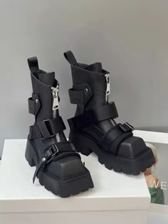 Entra en el futuro del calzado

 Experimente la combinación definitiva de moda y funcionalidad con nuestras botas de invierno con cordones negras de vanguardia para mujer . Elaboradas con precisión, cada bota representa una declaración audaz de estilo y promete durabilidad y comodidad inquebrantables. El sorprendente contraste de tonos blanco nítido y negro intenso garantiza que se destaque, ya que las suelas gruesas y resistentes y las correas seguras hablan del diseño meticuloso que sostiene cada paso.

 Disfrute de la comodidad de uso con prácticos cierres y correas ajustables que se adaptan a su estilo personal. Ya sea que se enfrente a la jungla urbana o llame la atención en la sala de juntas, estas botas son sus aliadas para todo clima , listas para elevar su guardarropa.

 Sienta Womens Belt Buckles, Square Toe Ankle Boots, Fest Outfits, Botas Chelsea, Buckles Fashion, Zippers Fashion, Genuine Leather Boots, New Rock, Leather Boots Women