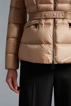 The Boed down jacket delivers a sophisticated winter look, showcasing a feminine silhouette accentuated by a belted waistline. Crafted from longue saison, the hooded puffer jacket is finished with a luxurious fox fur trim. Jacket Beige, Hooded Puffer Jacket, Feminine Silhouette, Down Jackets, Fox Fur, Winter Looks, Fur Trim, Puffer Jacket, Down Jacket