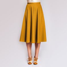 A-lined skirt with waistband in a diagonal cut. Classic Fitted A-line Skirt, Retro Solid Color Skirt For Spring, Fit And Flare Full Pleated Skirt, Elegant Full Skirt In Fit And Flare Style, Chic Flared Culottes With Lined Skirt, Retro Fitted Full Skirt, Elegant A-line Fit And Flare Skirt, Chic Flared Skirt Culottes With Lining, Classic A-line Skirt For Summer