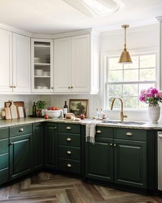 A budget kitchen facelift with cottagecore style using paint, inexpensive DIY projects, and small changes for a big impact. Best Kitchen Paint Colors, Outdoor Winter Decor, Christmas Decor Cozy, Winter Decor Ideas For The Home, Diy Winter Decor, Christmas Jello, Christmas Decoration For Kids, Timeless Kitchen Design, Christmas Jello Shots