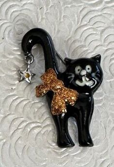 Vintage black cat brooch Enamel On Metal  | eBay Vintage Halloween Jewelry, Cat Brooch, Cat Jewelry, Auction Items, Black Cat Halloween, Halloween Jewelry, Gold Tone Metal, Vintage Halloween, Vintage Brooches