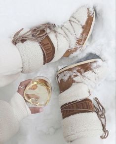 Christmas Snow Outfit, Moonboots Outfits, Snow Glasses, Moon Boots Outfit, Snow Boots Outfit, Ski Trip Outfit, Ski Aesthetic, Ski Bunnies, Snow Trip