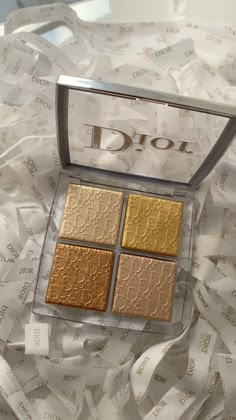 #dior #diorbeauty #diorhighlighter #makeup #highlighter Gold Highlighter Makeup, Dior Face Glow Palette, Gold Highlighter, Dior Makeup Palette, Dior Highlighter, Dior Eyeshadow Palette Aesthetic, Dior Backstage Glow Face Palette, Dior Backstage Eyeshadow Palette, Dior Beauty