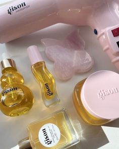 Gisou Products Packaging, Gisou Skincare, Hair Products Aesthetic, Gisou Aesthetic, Haircare Aesthetic, Best Face Oil, Girl Therapy, Aesthetic Skincare