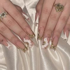 setsbycarolaa Burgundy With Gold Nails Acrylic, Coffin Bday Nails, White French Tip With Gold Gems, Gold Nails Acrylic Medium, 15 Quinceanera Nails, Long Nail Christmas Design, Charmed Out Nails, Quince Dama Nails, White Nails With Gold Gems