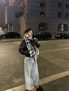 Winter Going Out, Breakfast Outfit Ideas, Opposite Gender Dress To Impress, Igari Fashion, Hyunjin Outfits, Museum Fits, Pink And Black Outfit, Blue Jeans Outfit, Oufits Casual