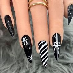 #naildesign #designdeunhas #longnails #inspiraçao #unhasdecoradas #unhasemgel #delicada #alongamentodeunha #unhasdegel #unhaselegantes #inspiraçaonaildesign #unhaspretas #blacknail #darknails #unhasdenatal #christmasnails December Nails, Red Christmas Nails, Winter Nails Acrylic, Christmas Nails Acrylic, Xmas Nails, Christmas Nail Designs