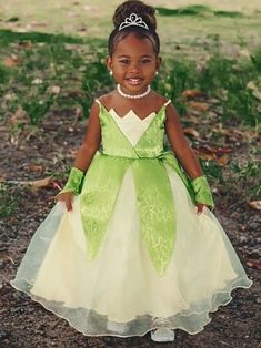 Princess Tiana Birthday Outfit, Frog Photoshoot, Wedding Hairstyles For Kids, Wedding Hairstyles Curly, Tiana Cosplay, Pretty Brown Girl, Princess Tiana Dress, Princess Tiana Birthday Party, Tiana Costume