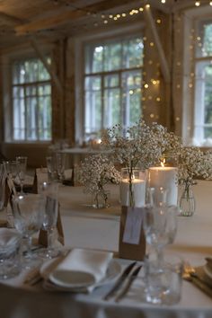 Лофт для свадьбы в нейтральных тонах с большими окнами Winter Wedding Table Linens, Alter Backdrop Wedding Indoor, Wedding Diner Decor, Babys Breath Table Scape, Small Centerpieces Wedding, Candles And Flowers Centerpieces, Balloon Decorations Wedding, Candles Wedding Centerpieces, Candles Wedding Table