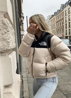 Doudoune The North Face, North Face Jacket Women's, North Face Outfits, Puffer Jacket Outfit, Looks Pinterest, North Face Puffer Jacket, Winter Fit, Cold Outfits, Devil Wears Prada