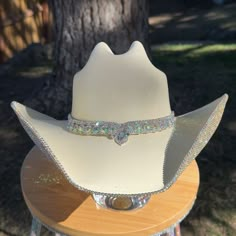 Quince Vaquera Theme, Rancho Quinceanera Theme, Cute Cowgirl Hats, Bedazzled Cowboy Hat, Cowboy Hat Outfit Woman, 20th Birthday Party Ideas, Cowgirl Birthday Outfit, Quince Accessories, Mexican Country