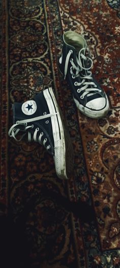 Converse Beat Up, Beat Up Converse, Cool Converse Wornout, Converse Worn Out, Dark Converse Aesthetic, Converse Dark Aesthetic, Old Black Converse Aesthetic, Tate Langdon