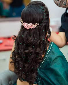 Front Hairstyle For Traditional Saree, Reception Hairdo For Bride, Hair Styles For Sarees Indian Wedding, Hairstyle For Reception Bridal, Wedding Hairstyles For Short Hair Indian, Indian Reception Hairstyles, Hair Styles For Marriage, Engagement Hairstyles Front Look, Hair Styles For Reception